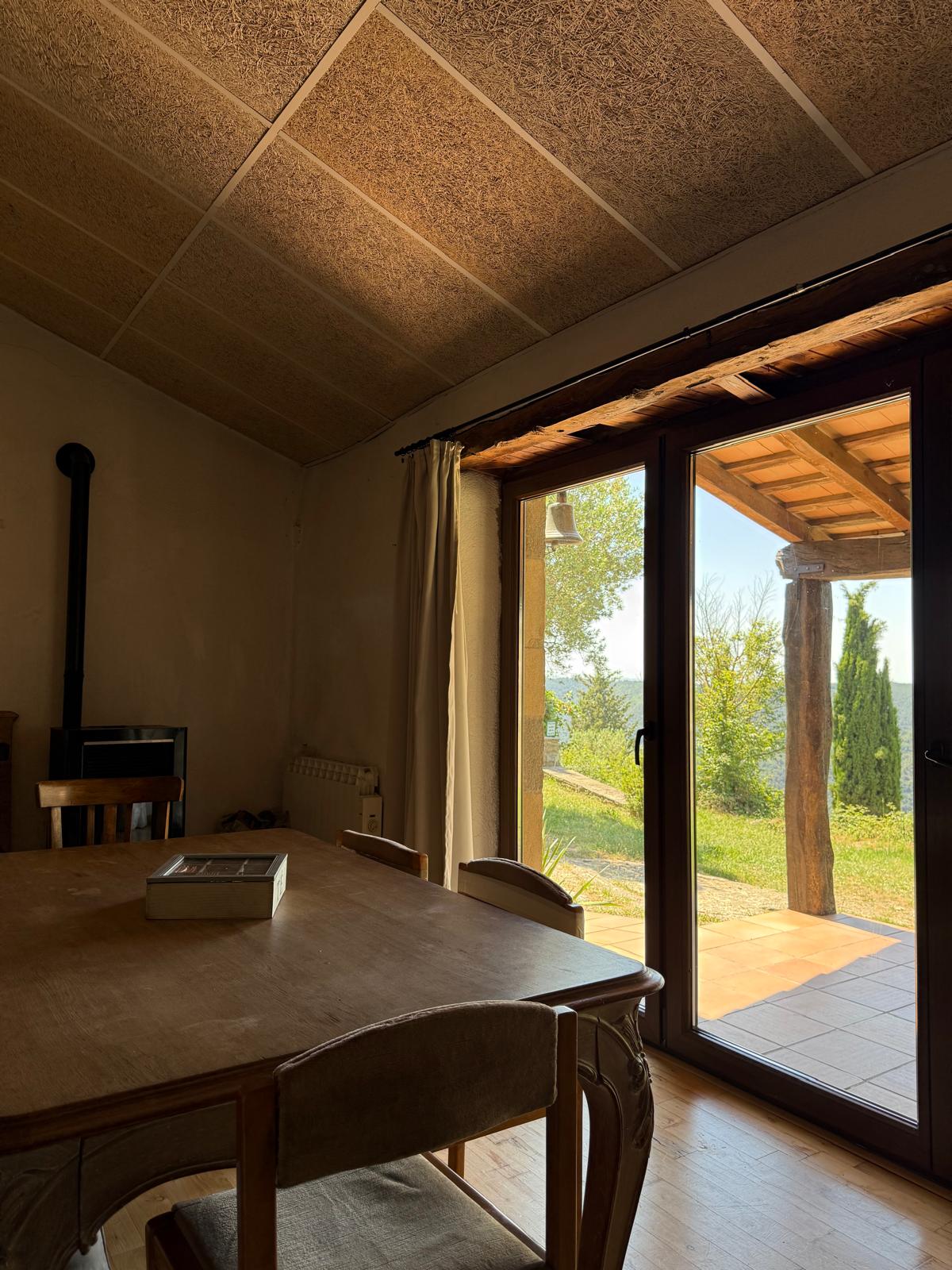 Comedor de la ermita, con vistas a las montañas